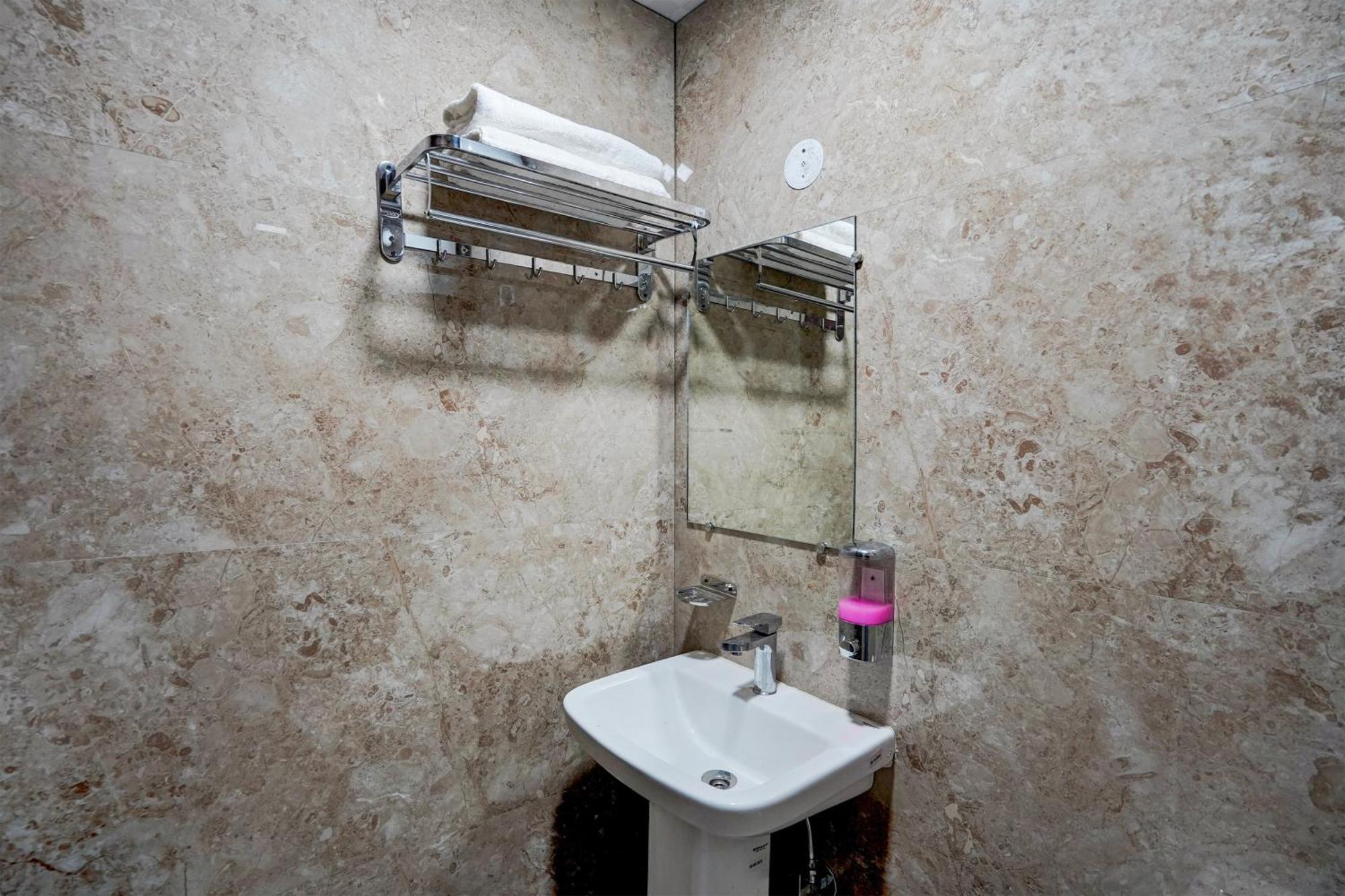 Hotel O R.N Residency Hotel Газиабад Экстерьер фото
